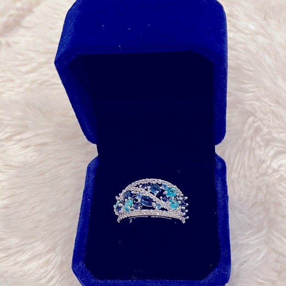 Elegant Silvertone & Lab-Created Blue Topaz and Sapphire Ring. Size 8 - Picture 4 of 7